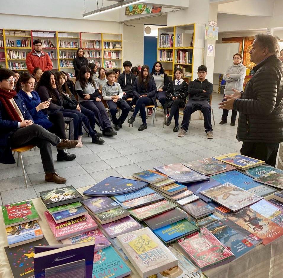 Cámara Chilena del Libro realiza donación de libros en el marco del Día Mundial del Libro y del Derecho de Autor