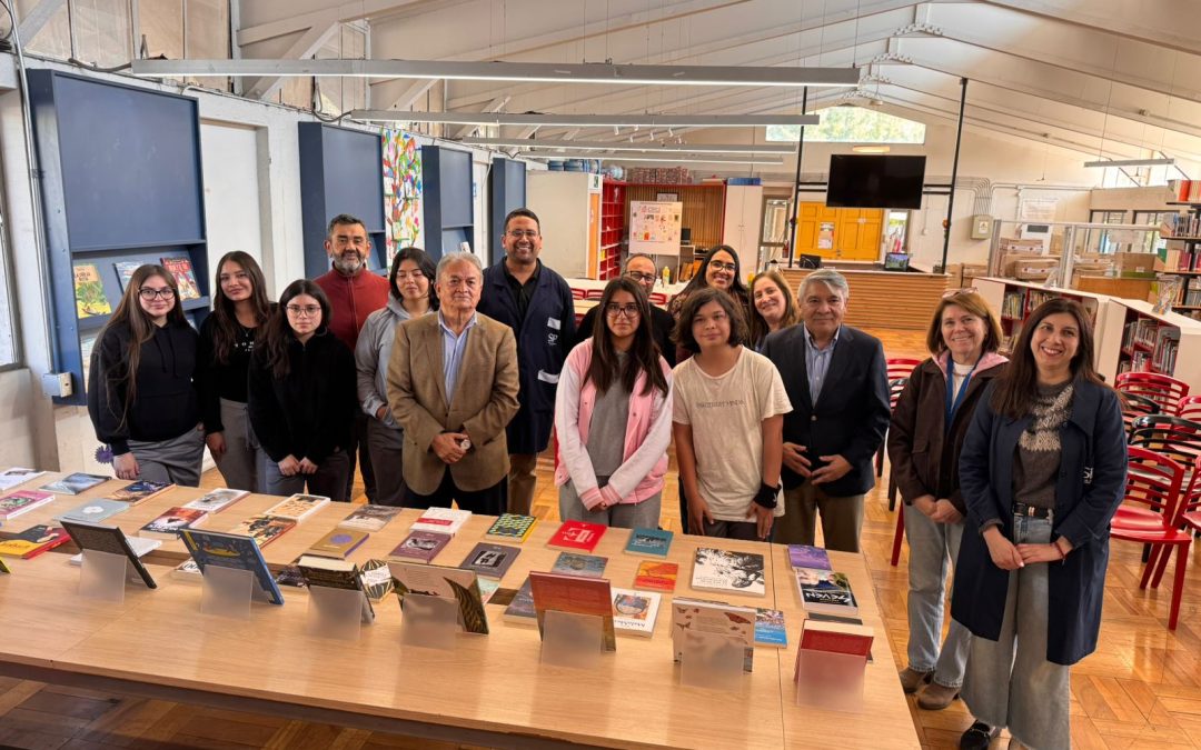 Cámara Chilena del Libro entrega biblioteca de autores nacionales al Colegio Claudio Matte de La Granja
