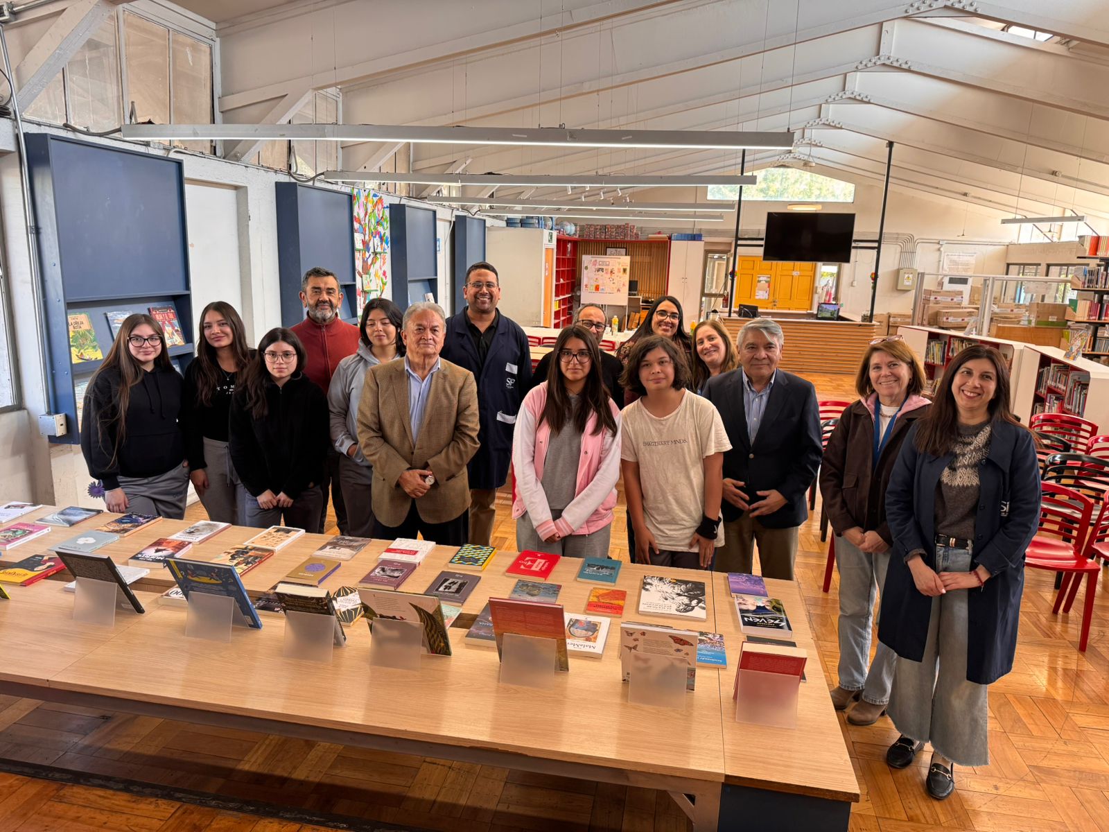 Cámara Chilena del Libro entrega biblioteca de autores nacionales al Colegio Claudio Matte de La Granja
