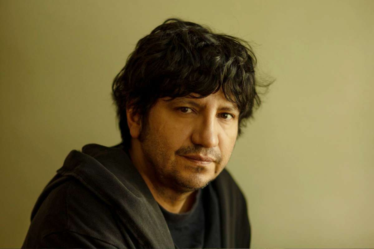 51 años de Alejandro Zambra: una vida entre libros, poesía y narrativa